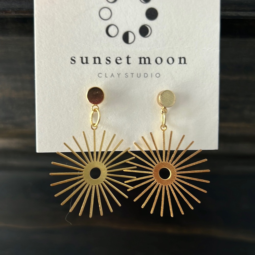 🌼HANDMADE🌼 Sunburst Minimalist Bohemian Brass Earrings - Picture 4 of 4